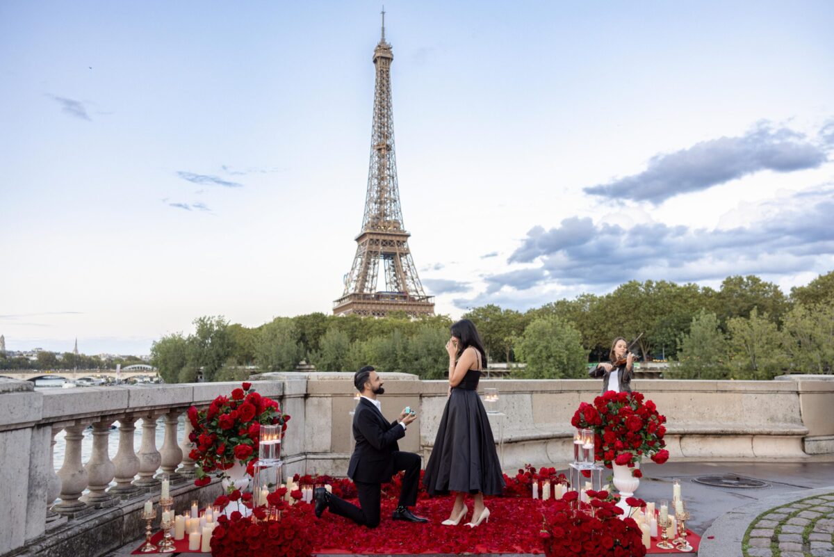 Stunning Red Roses PROPOSAL at Bir-Hakeim Bridge - Master Violonist - Premium Ruinart Champagne