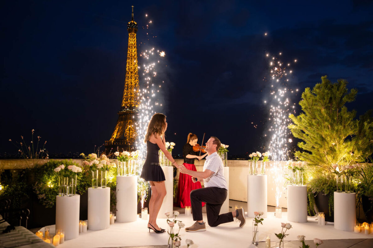 Proposal - white roses and master musician - Paris private rooftop - Eiffel Tower view